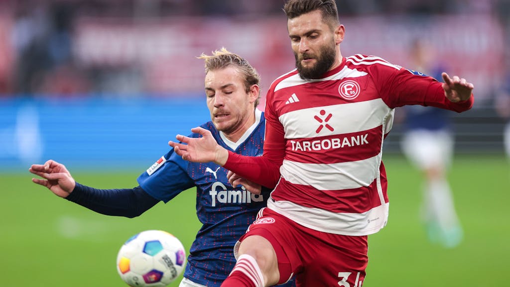 Fortuna Düsseldorfs Nicolas Gavory im Zweikampf mit Holstein Kiels Timo Becker.