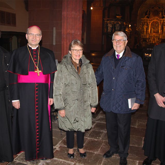 Pater Superior Paul Cyrus, Bischof Dr. Helmut Dieser, Andrea und Wolfgang Scheidtweiler sowie Pater Provinzial Dr. Friedrich Emde stehen nebeneinander in einer Kirche.