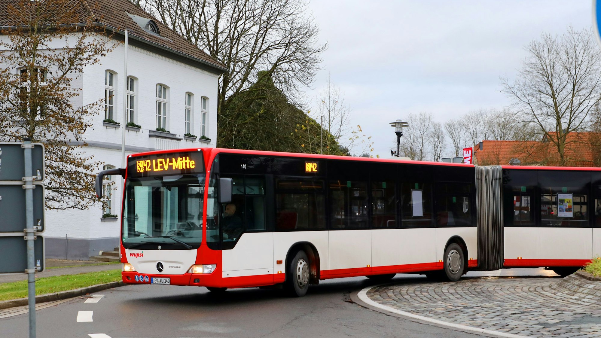 Ein Bus mit der Aufschrift Schnellbus fährt durch den Kreisverkehr in Odenthal.