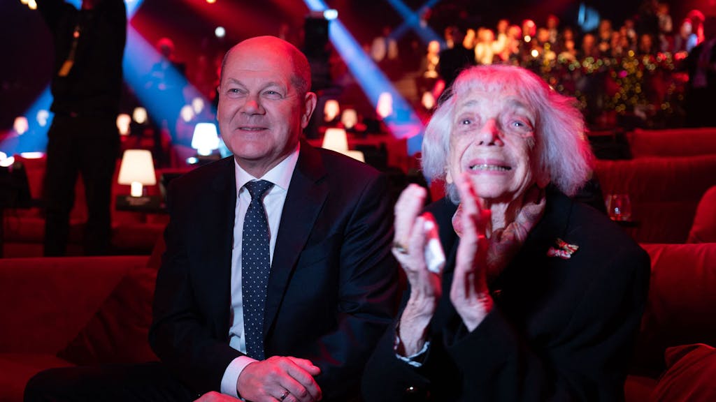 Bundeskanzler Olaf Scholz (SPD) und Margot Friedländer, Überlebende des Holocausts, die das „Goldene Herz“ verliehen bekommt hat, sitzen nach der TV-Spendengala „Ein Herz für Kinder“ auf einem Sofa.