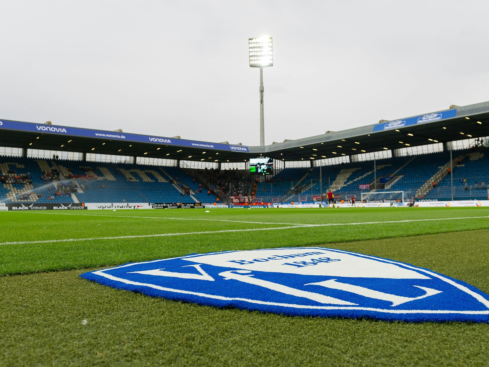Ein Teppich in Form eines Logos vom VfL Bochum liegt am Spielfeldrand im Stadion.