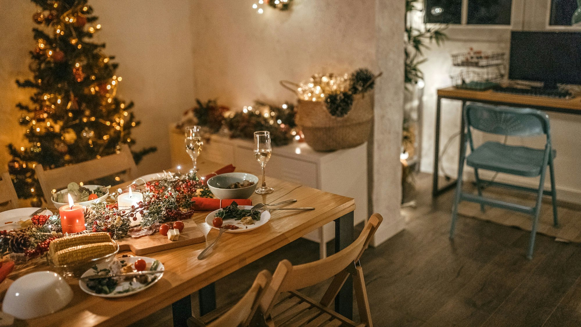 Ein weihnachtlich geschmücktes Zimmer mit einem Tisch voller Leckereien.