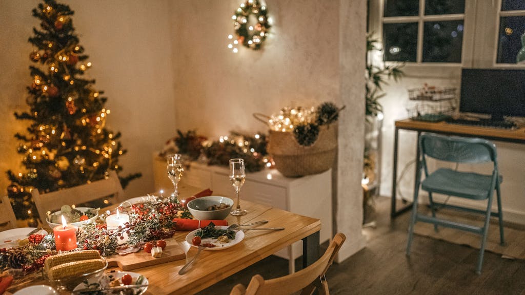 Ein weihnachtlich geschmücktes Zimmer mit einem Tisch voller Leckereien.