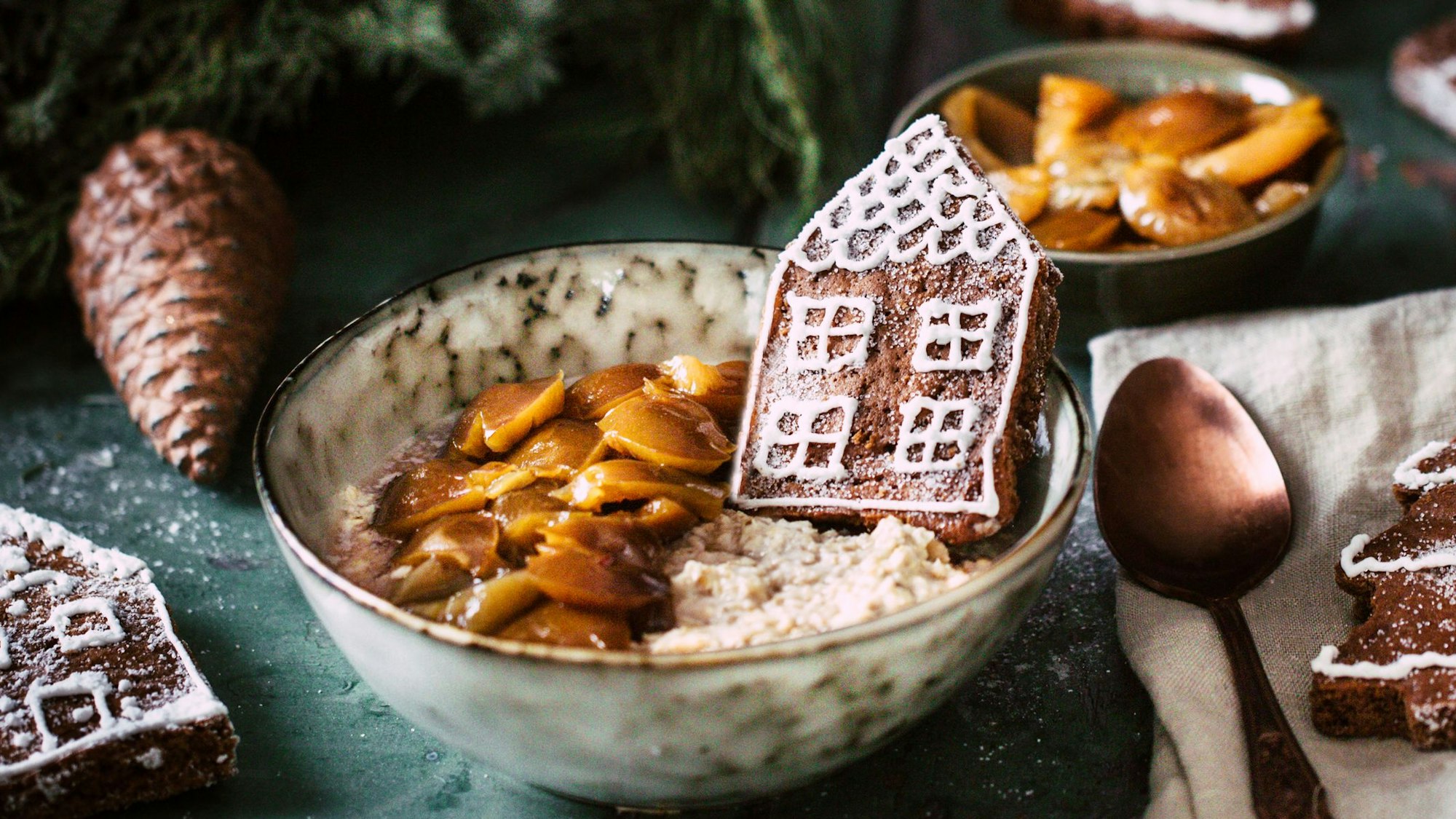 Liebevoll arrangiert ist hier der weihnachtliche Porridge mit Pflaumen und Lebkuchen aus dem Buch „Wunderbare Weihnachtskuchen“ von Belinda Hausner aus dem Jan Thorbecke Verlag (26 Euro)