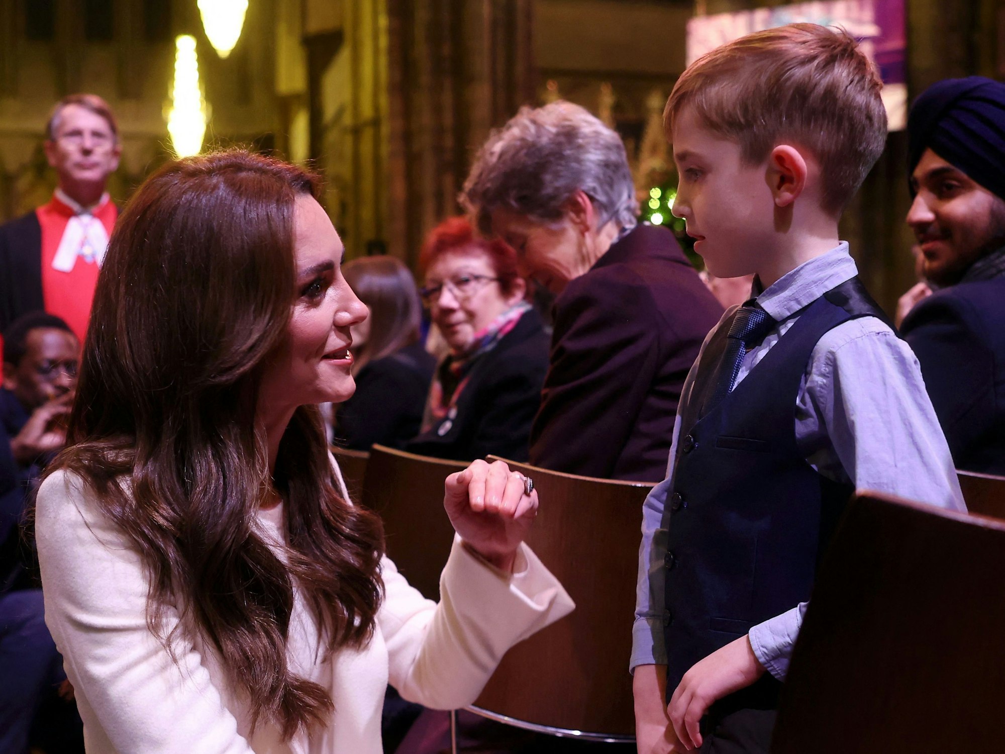 Prinzessin Kate spricht mit Oscar Burrow in der Westminster Abbey.
