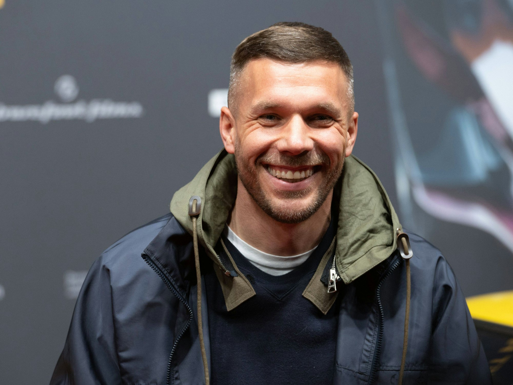 Lukas Podolski auf dem Roten Teppich.
