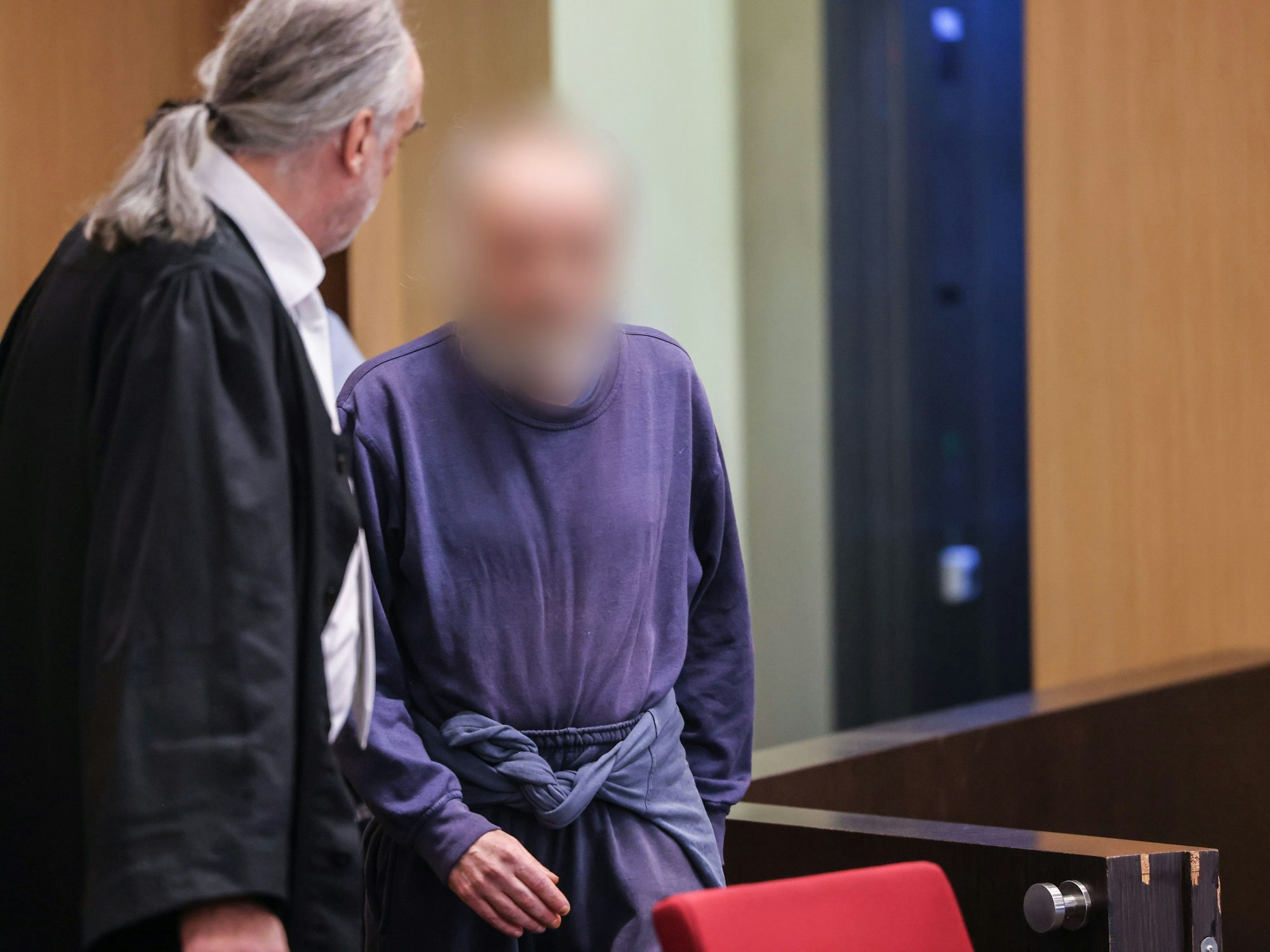 Der Angeklagte (r) kommt neben seinem Anwalt Frank Schubert in den Gerichtssaal.