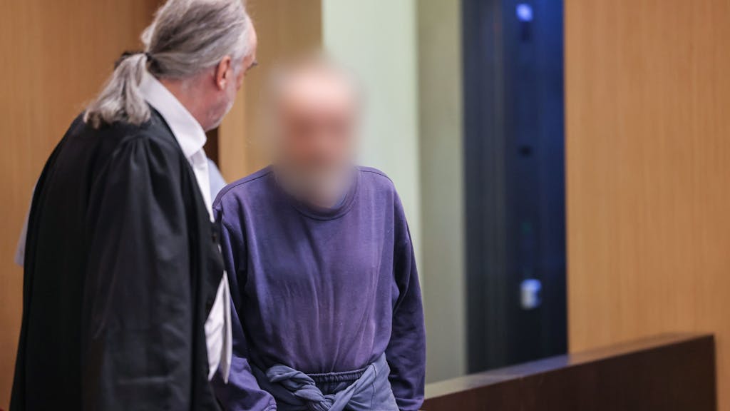 Der Angeklagte (r) kommt neben seinem Anwalt Frank Schubert in den Gerichtssaal.