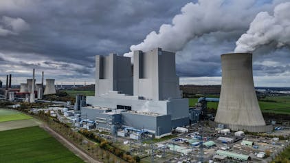 Dampf steigt aus dem Braunkohlekraftwerk Neurath II bei Bergheim von RWE. Dieses Kraftwerk verbrennt Braunkohle. (Archivbild)
