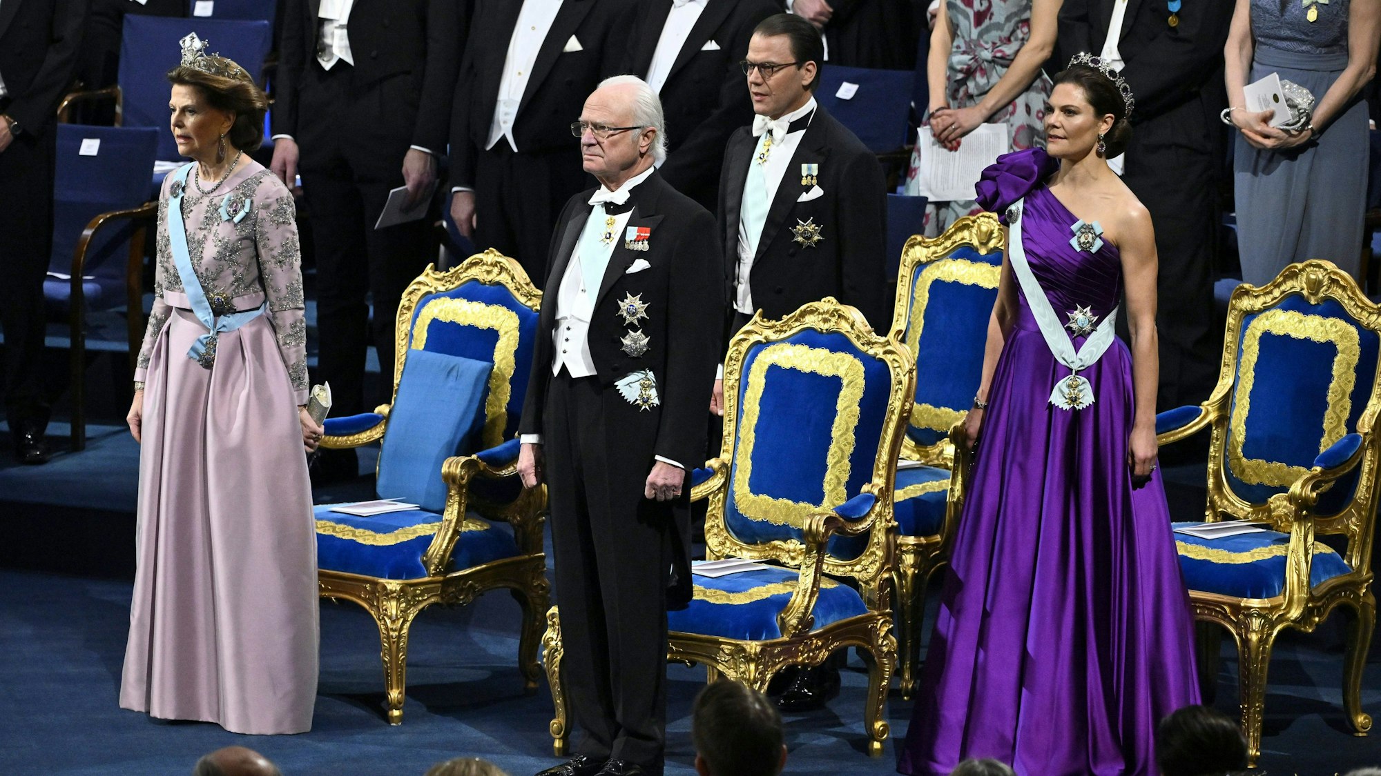 Königin Silvia von Schweden (l-r), König Carl XVI. Gustaf, Prinz Daniel von Schweden und Kronprinzessin Victoria von Schweden vor der Nobelpreisverleihung in der Konzerthalle.