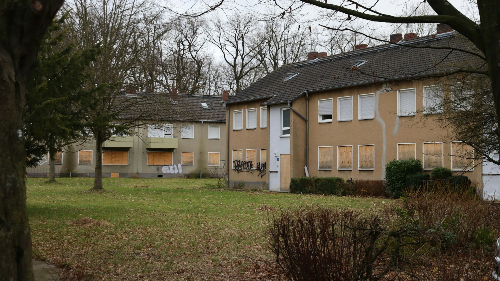 Seit mehr als einem Jahr stehen viele Wohnhäuser in der LEG-Siedlung Schlebuscher Weg leer.