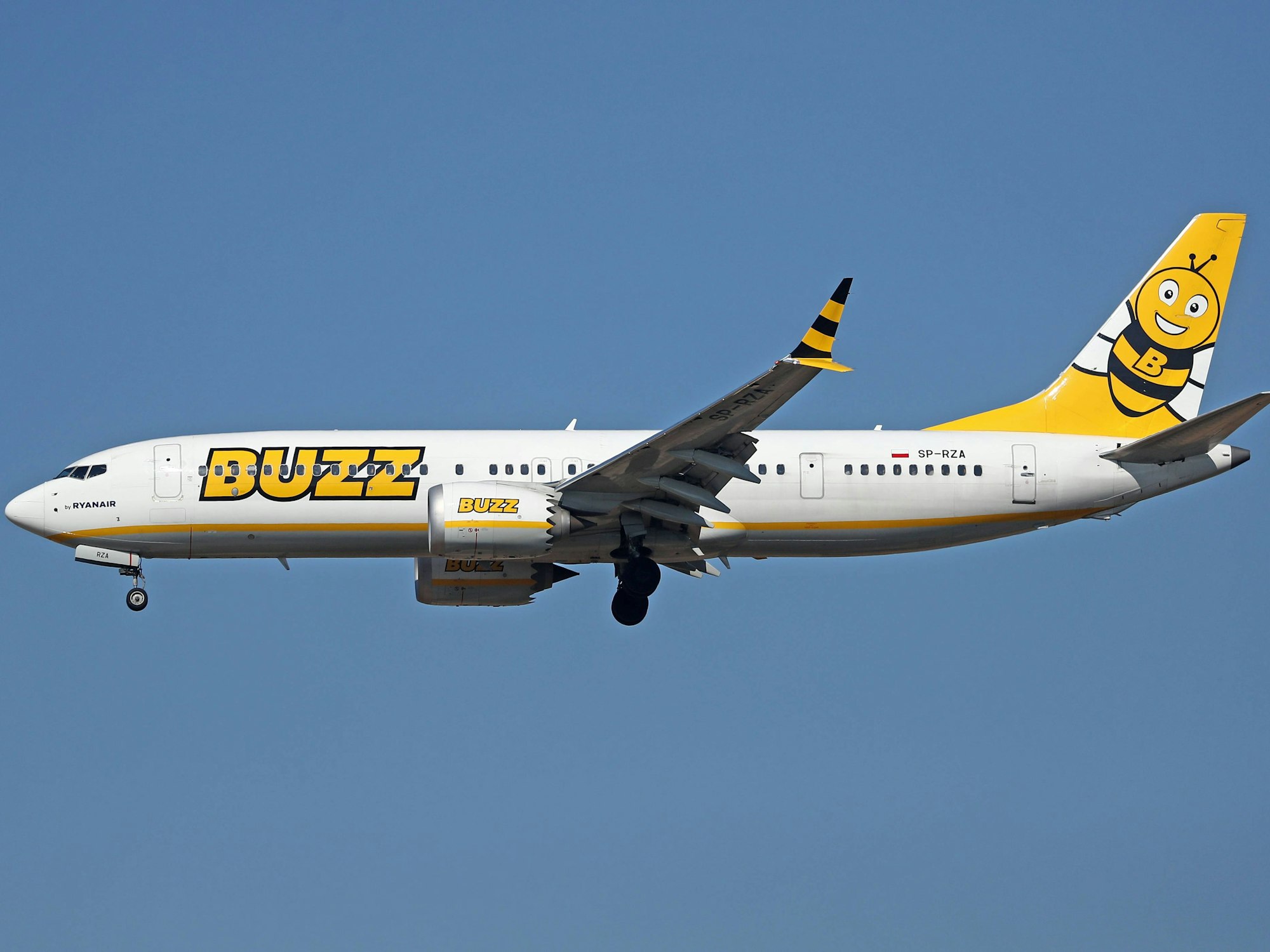 Ein Flugzeug der polnischen Airline Buzz, Partner-Unternehmen der Billigflug-Airline Ryanair, in der Luft, hier im Februar 2023.