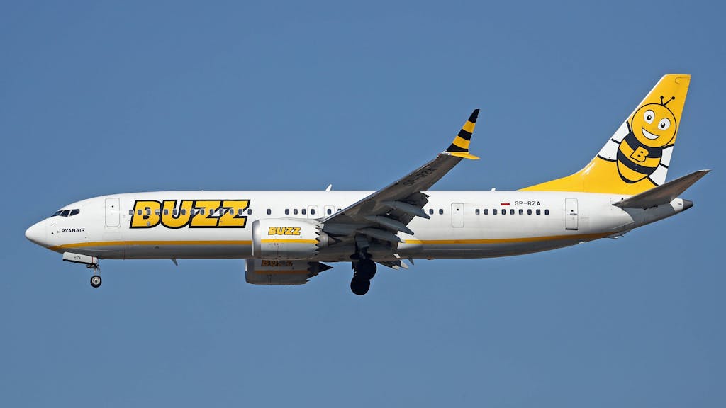Ein Flugzeug der polnischen Airline Buzz, Partner-Unternehmen der Billigflug-Airline Ryanair, in der Luft, hier im Februar 2023.&nbsp;
