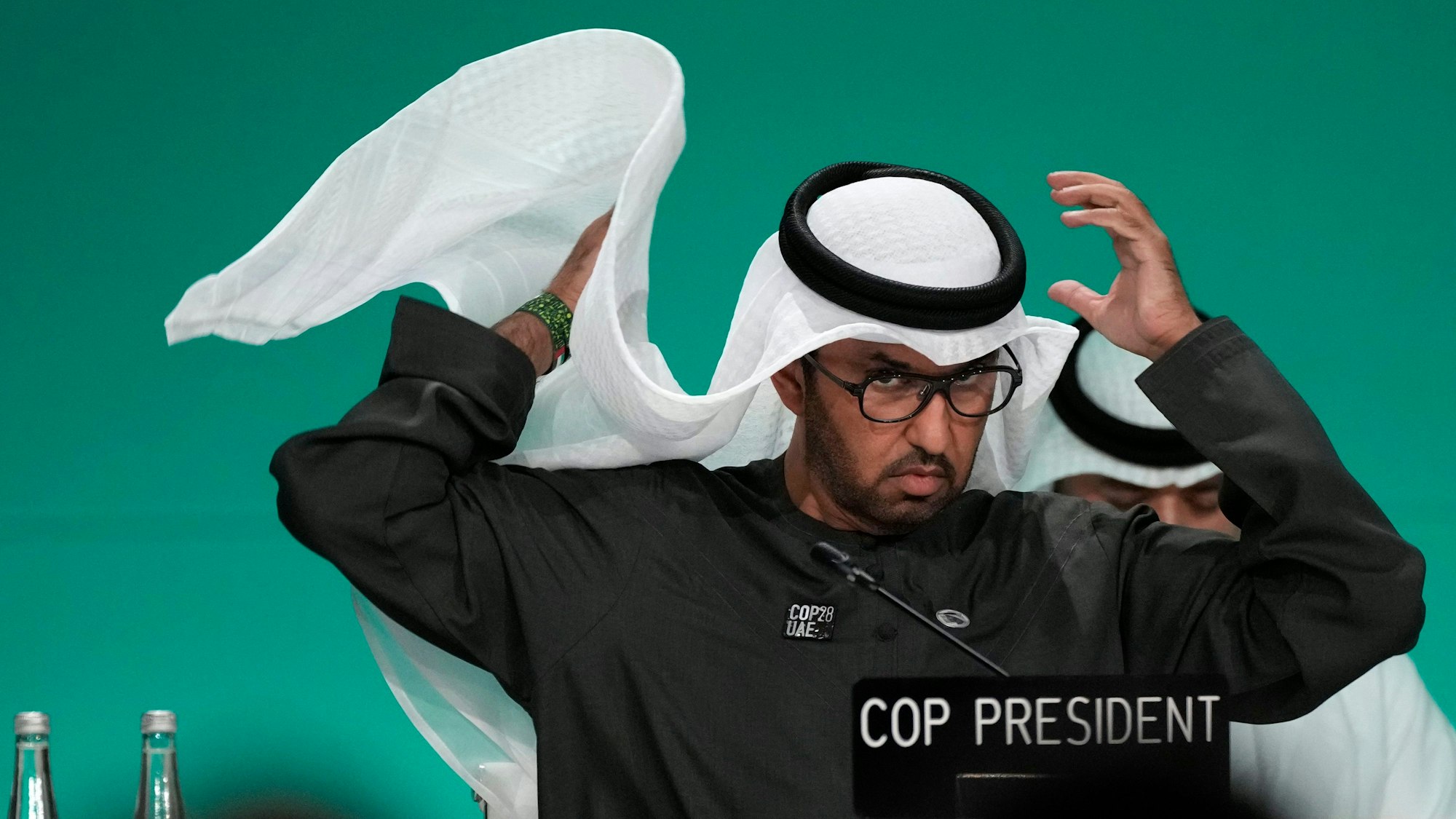 Ahmed al-Dschaber, Präsident der Klimakonferenz Cop28, richtet sich seine Ghutra.