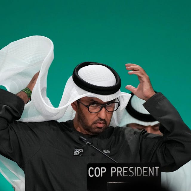 Ahmed al-Dschaber, Präsident der Klimakonferenz Cop28, richtet sich seine Ghutra.