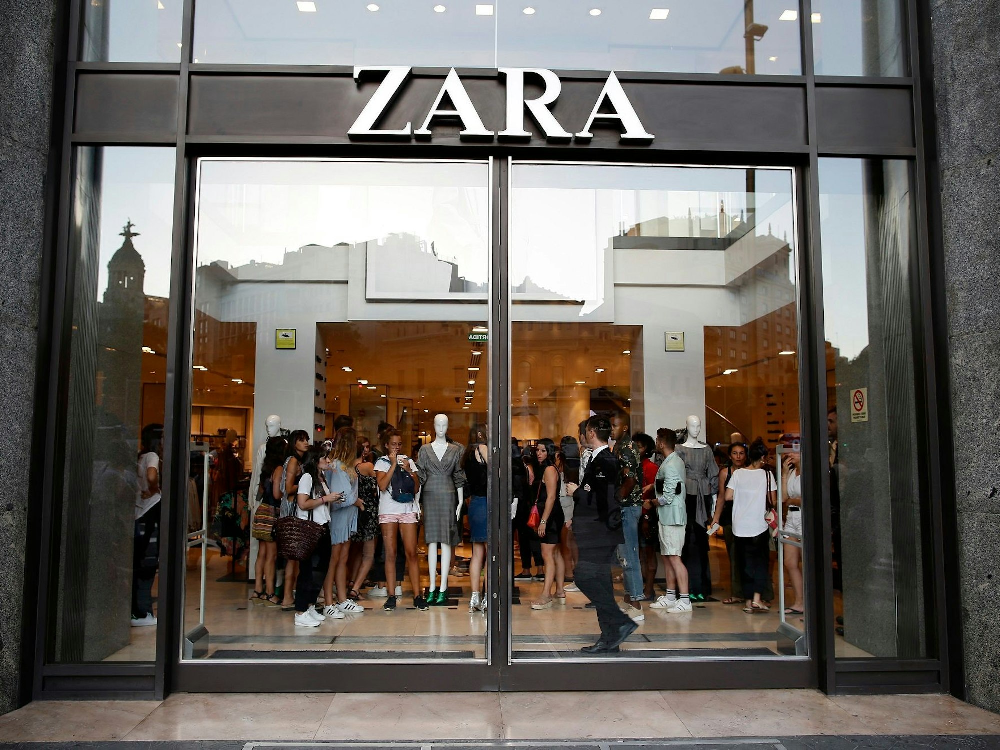 Unser Archivfoto (2017) zeigt eine Zara-Filiale in Barcelona (Spanien): Zaras neueste Werbekampagne sorgt für Kontroverse.