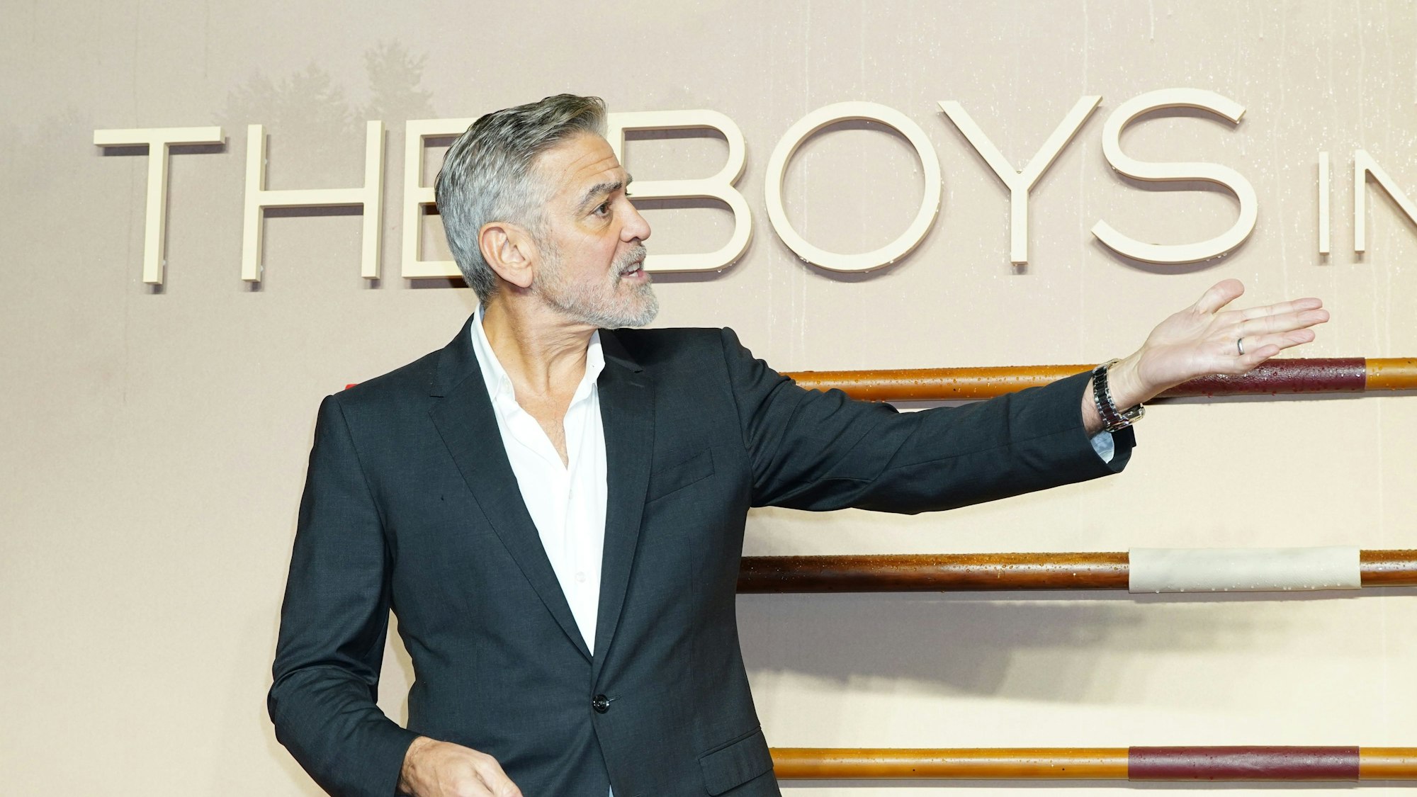 Clooney vor einer Werbewand für seinen neuen Film.