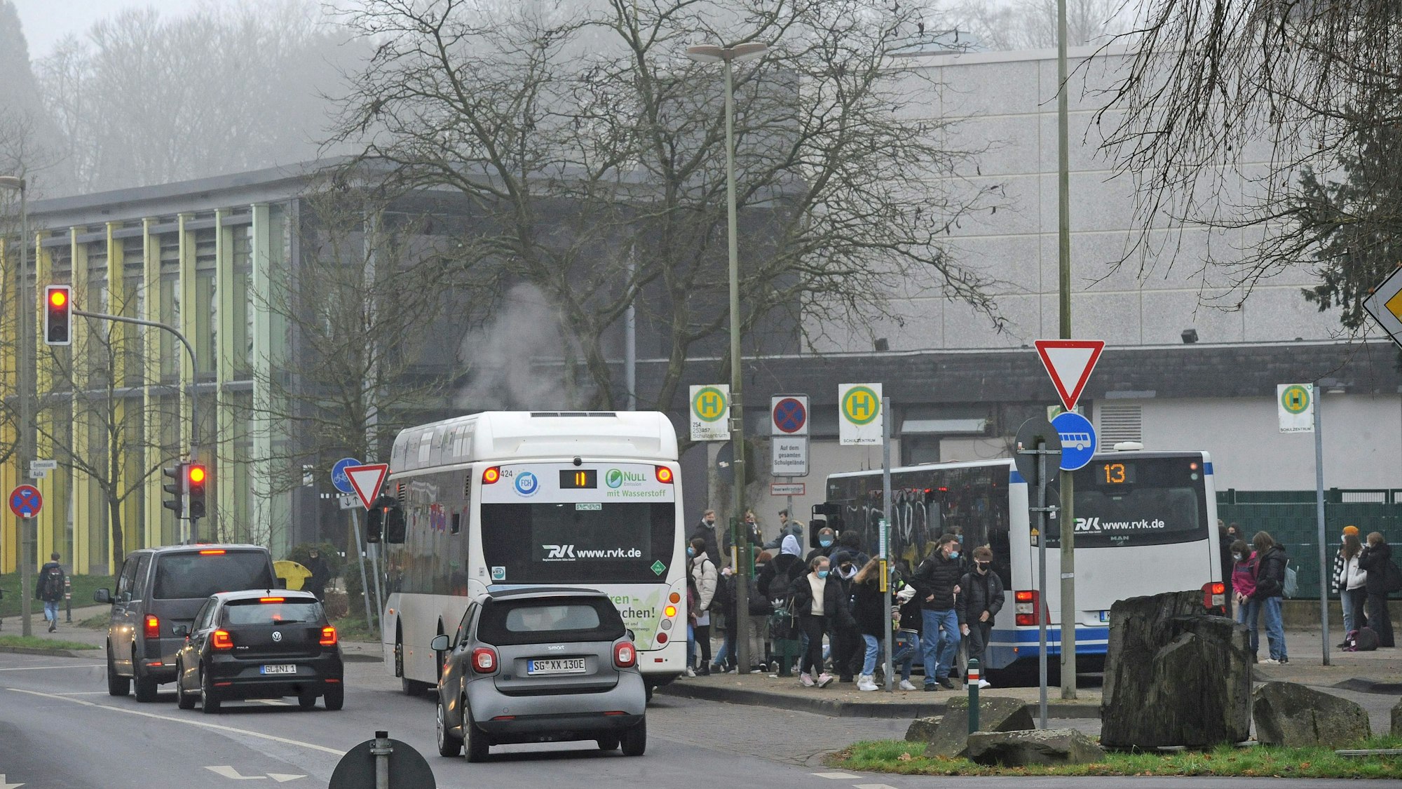 Busse an einer Bushaltestelle in Leichlingen.