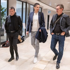 Christian Heidel (l-r), Vorstand Sport &amp; Kommunikation von Mainz 05, Christian Keller, Geschäftsführer Sport des 1. FC Köln, und Stefan Hofmann, Vereins- und Vorstandsvorsitzender von Mainz 05, betreten den Konferenzraum.