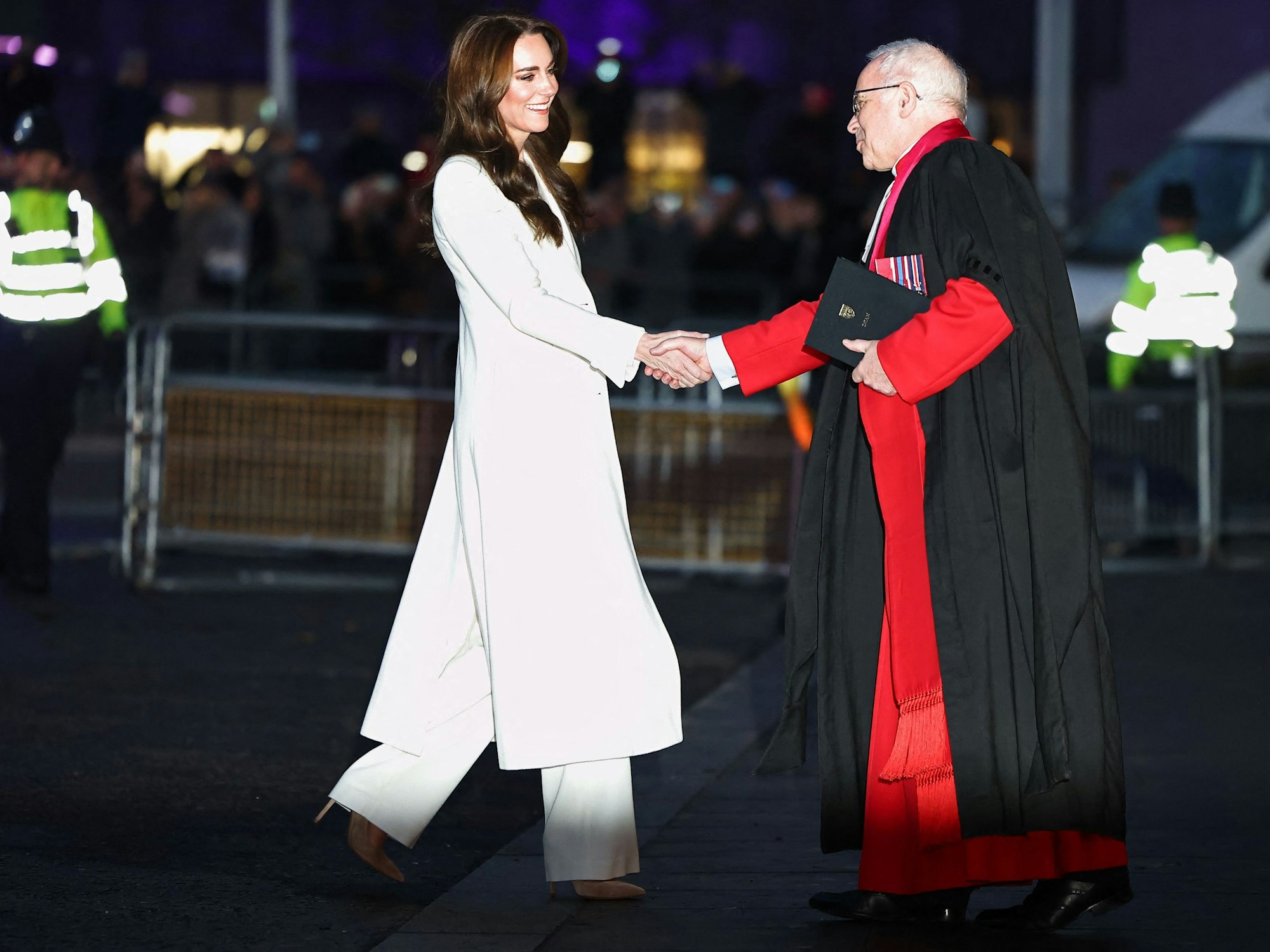 Prinzessin Catherine von Wales wird vom Dekan von Westminster, David Hoyle, bei ihrer Ankunft zur Veranstaltung „Together At Christmas“ begrüßt.