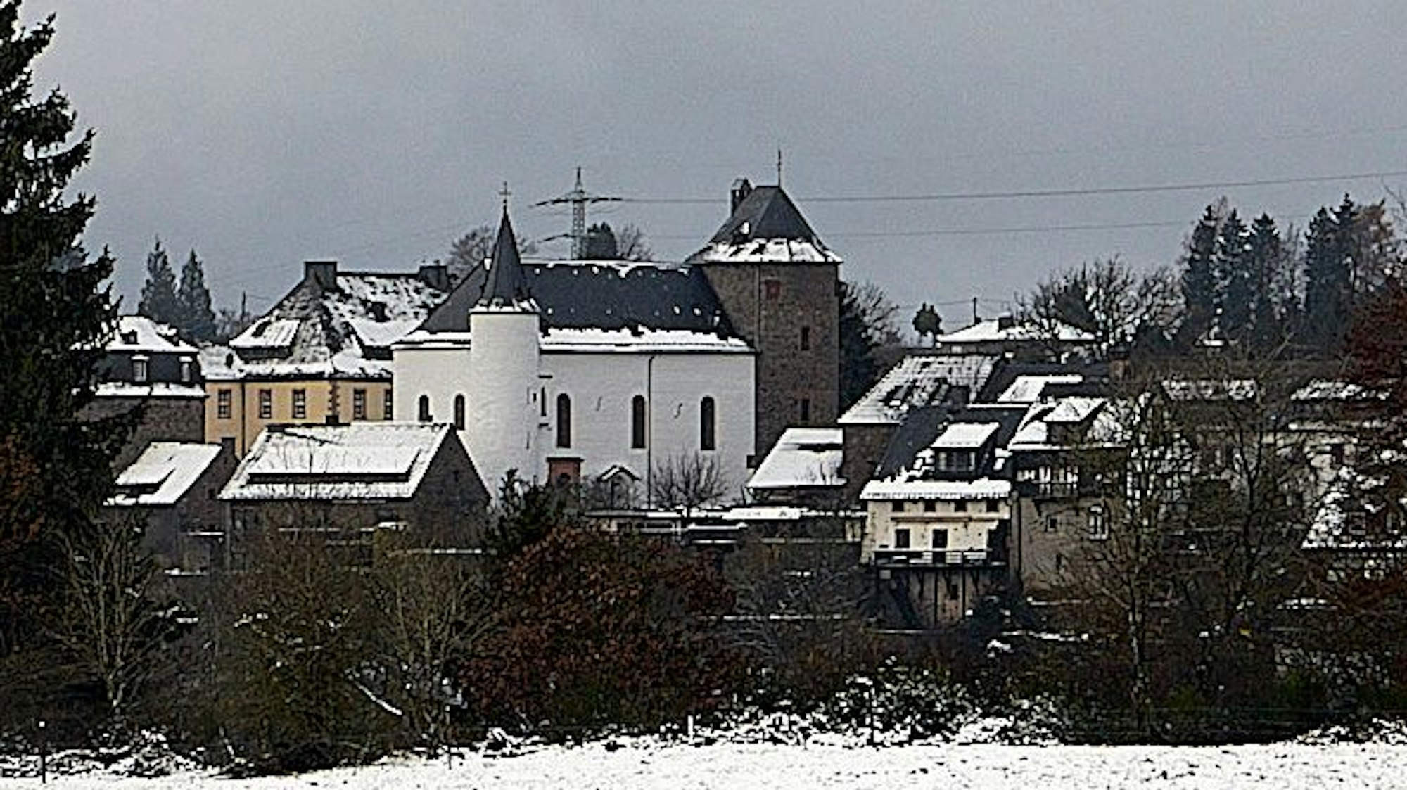 Auf der Wildenburg und den umliegenden Häusern liegt ein wenig Schnee.