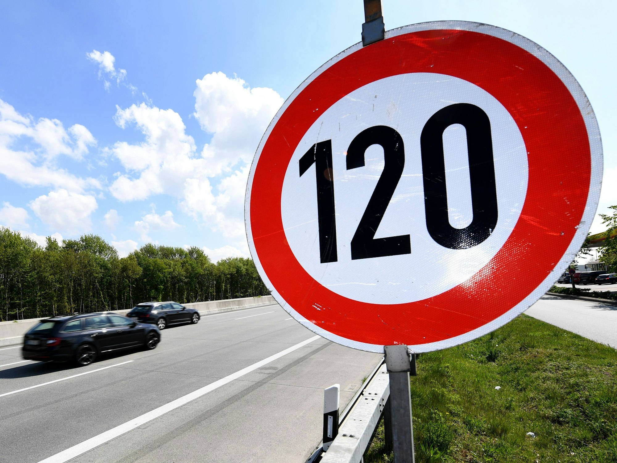 Ein Schild zur Geschwindigkeitsbegrenzung auf 120 km/h steht auf der Autobahn 7 zwischen Bordesholm und Neumünster. Das Thema Geschwindigkeitsbegrenzung auf dem jetzt fertig gestellten Autobahnabschnitt wird den Landtag in einer aktuellen Stunde beschäftigen.