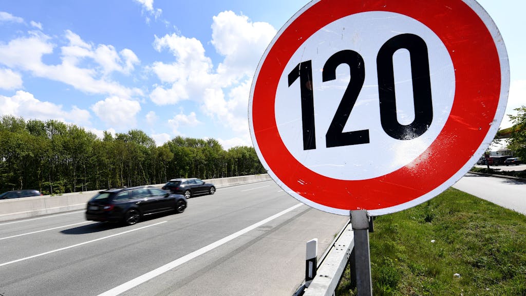 Ein Schild zur Geschwindigkeitsbegrenzung auf 120 km/h steht auf der Autobahn 7 zwischen Bordesholm und Neumünster. Das Thema Geschwindigkeitsbegrenzung auf dem jetzt fertig gestellten Autobahnabschnitt wird den Landtag in einer aktuellen Stunde beschäftigen.&nbsp;