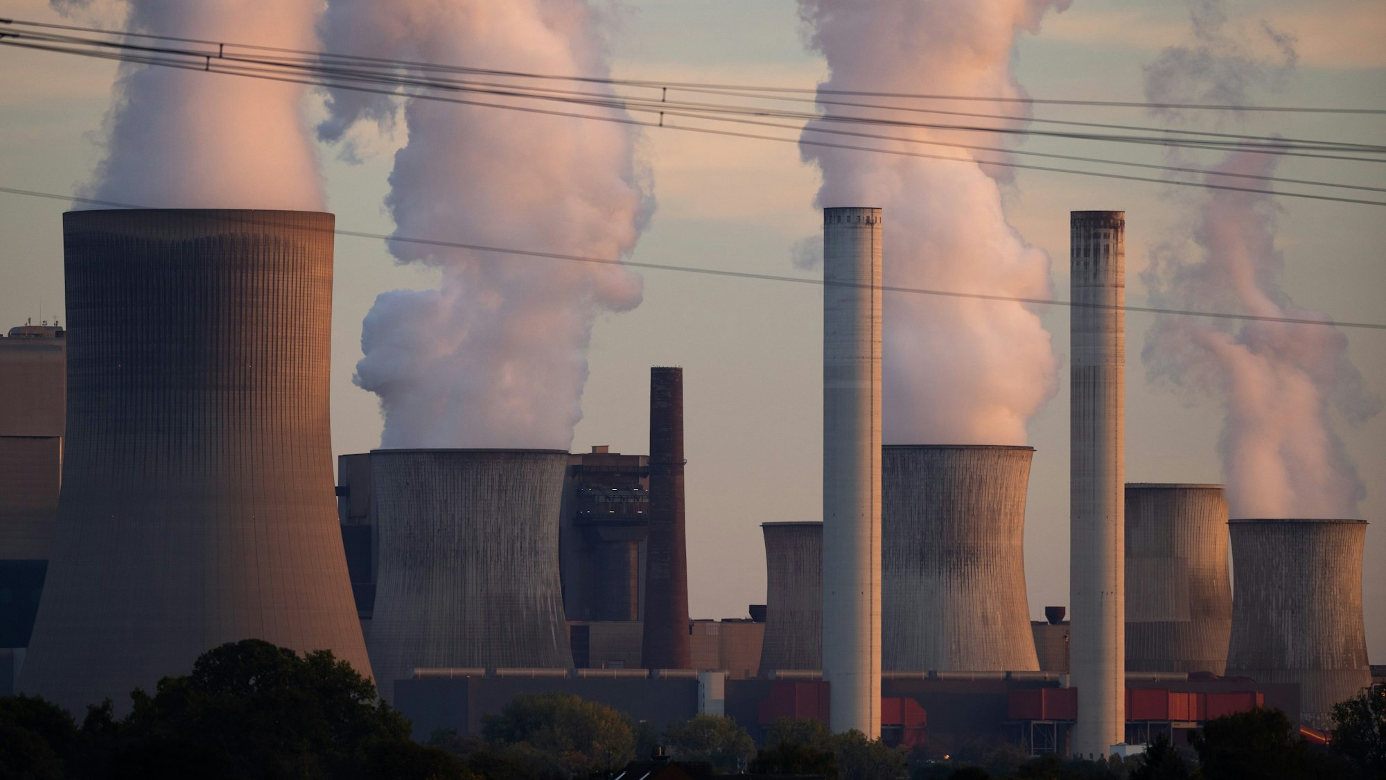 Blick auf das RWE-Kohlekraftwerk Niederaußem mit unter anderem den Kraftwerksblöcken Niederaußem E & F. Deutschland darf dem Energiekonzern RWE 2,6 Milliarden Euro staatliche Hilfe für den Kohleausstieg zahlen.