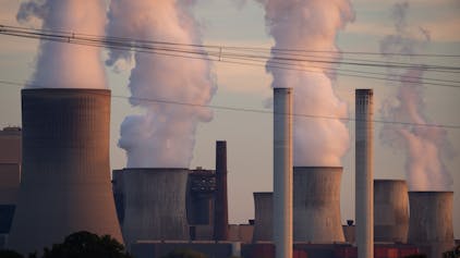 Blick auf das RWE-Kohlekraftwerk Niederaußem mit unter anderem den Kraftwerksblöcken Niederaußem E &amp; F. Deutschland darf dem Energiekonzern RWE 2,6 Milliarden Euro staatliche Hilfe für den Kohleausstieg zahlen.&nbsp;