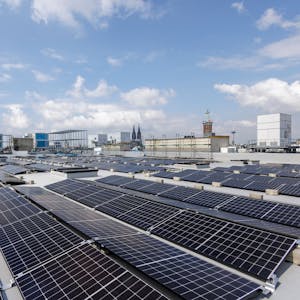 Auf einem Dach ist eine Photovoltaik-Anlage installiert.