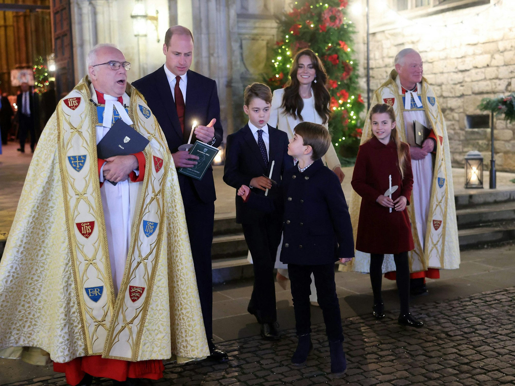 Prinz William, Prinz George, Prinzessin Kate, Prinz Louis und Prinzessin Charlotte beim Weihnachtskonzert „Together At Christmas“ in der Westminster Abbey in London. Links der Dekan von Westminster, David Hoyle.