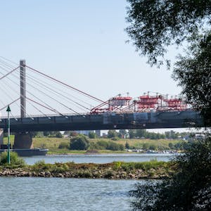 Die neue Leverkusener Brücke ist fast fertig. Das letzte Stahlbauteil ist eingebaut. Das Bauwerk soll voraussichtlich Anfang 2024 freigegeben werden. Blick auf die Brückenbaustelle vom Rheinufer aus.
