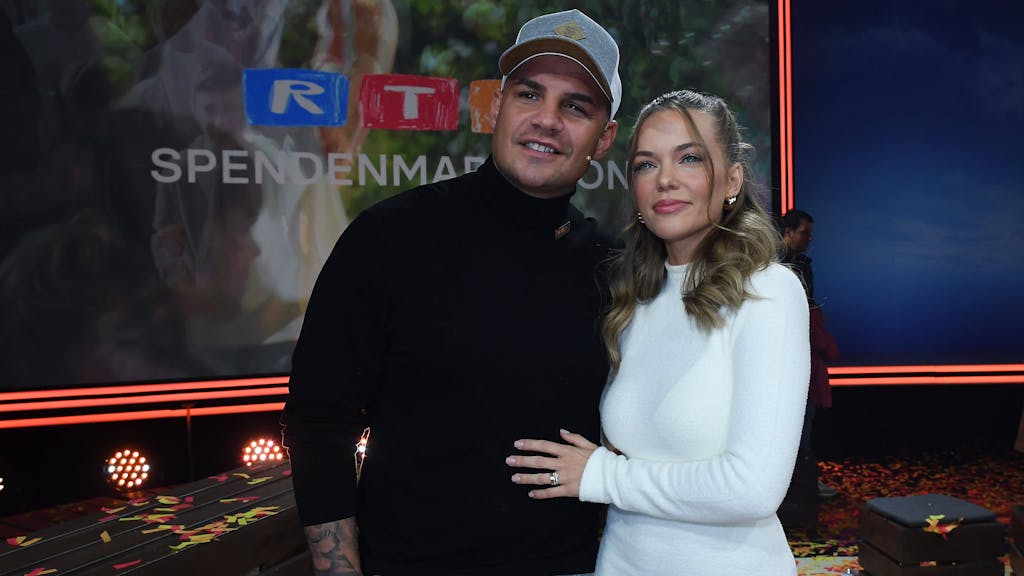 Das Foto zeigt Pietro Lombardi mit seiner Verlobten Laura Maria Rypa beim RTL-Spendenmarathon 2023 am 17.11.2023 im EMG Studio 8 in Hürth.&nbsp;