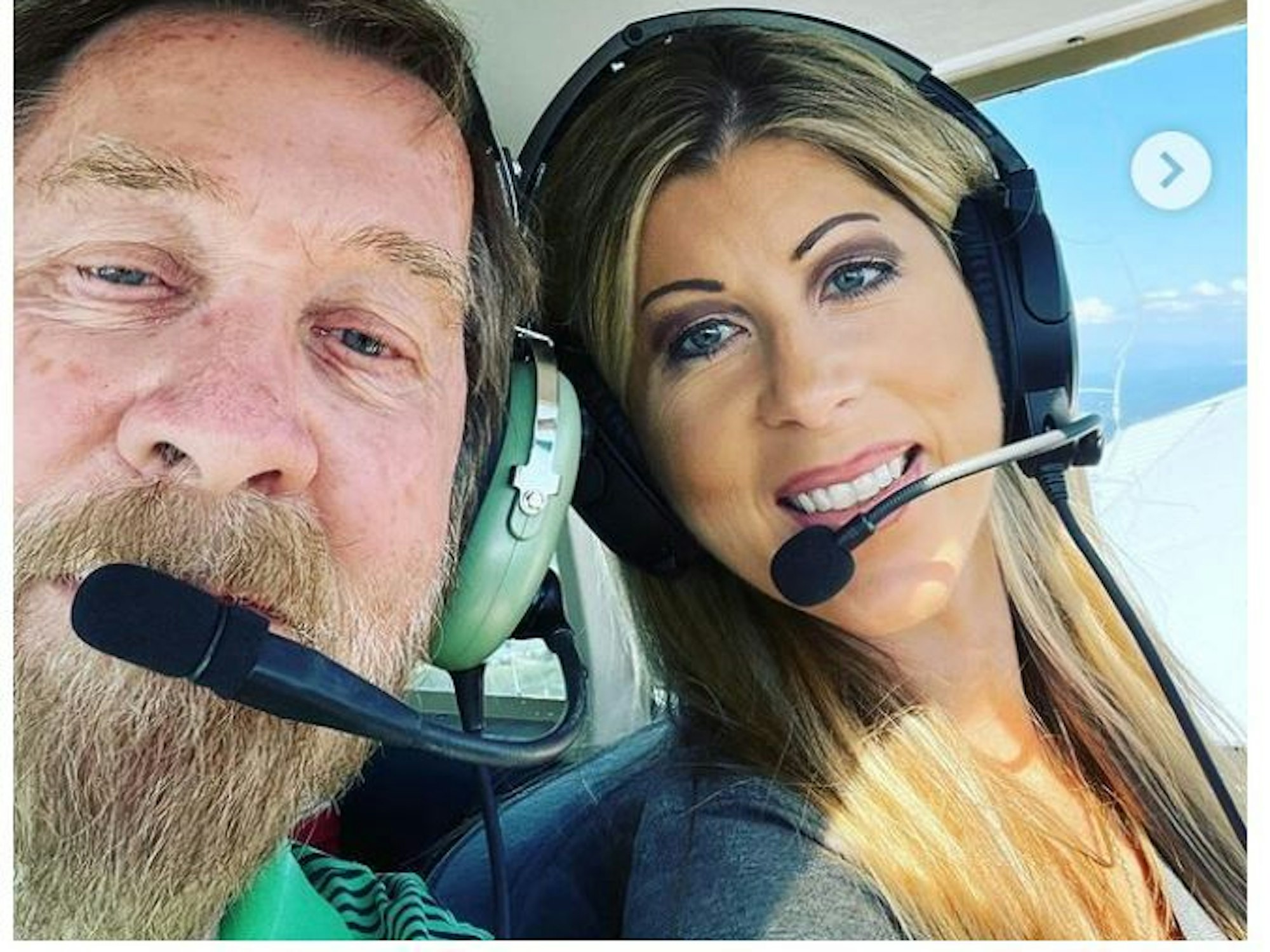 Youtuberin Jenny Blalock postete im Jahr 2022 ein Foto auf Instagram, sie sitzt mit ihrem Vater im Flugzeug.