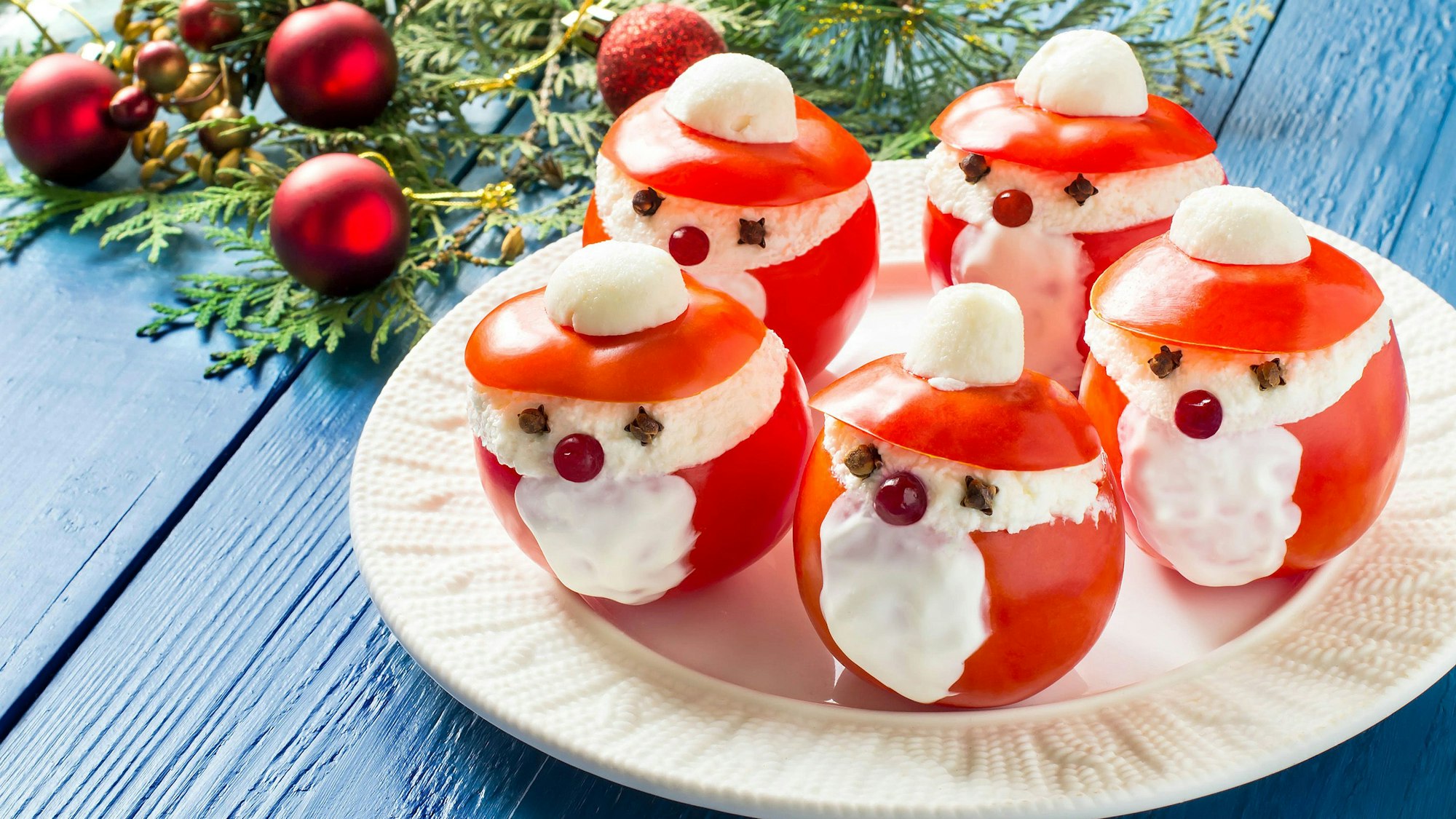 Tomaten-Weihnachtsmänner mit herzhafter Füllung