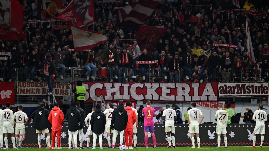 Die Spieler des FC Bayern München vor ihren Fans nach dem 1:5-Debakel bei Eintracht Frankfurt am 9. Dezember 2023.