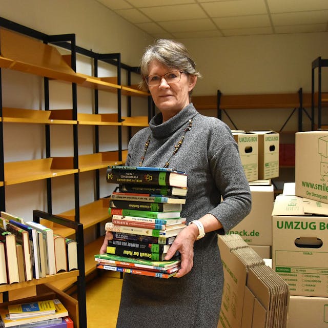 Lydia Braun leitet Morsbach Gemeindebücherei, die zurzeit ihren alten Standort im Rathaus der Gemeinde räumt, um dann in den neuen Bürgercampus umzuziehen. Das Foto zeigt die Chefin beim Verpacken von Büchern in Umzugskartons.