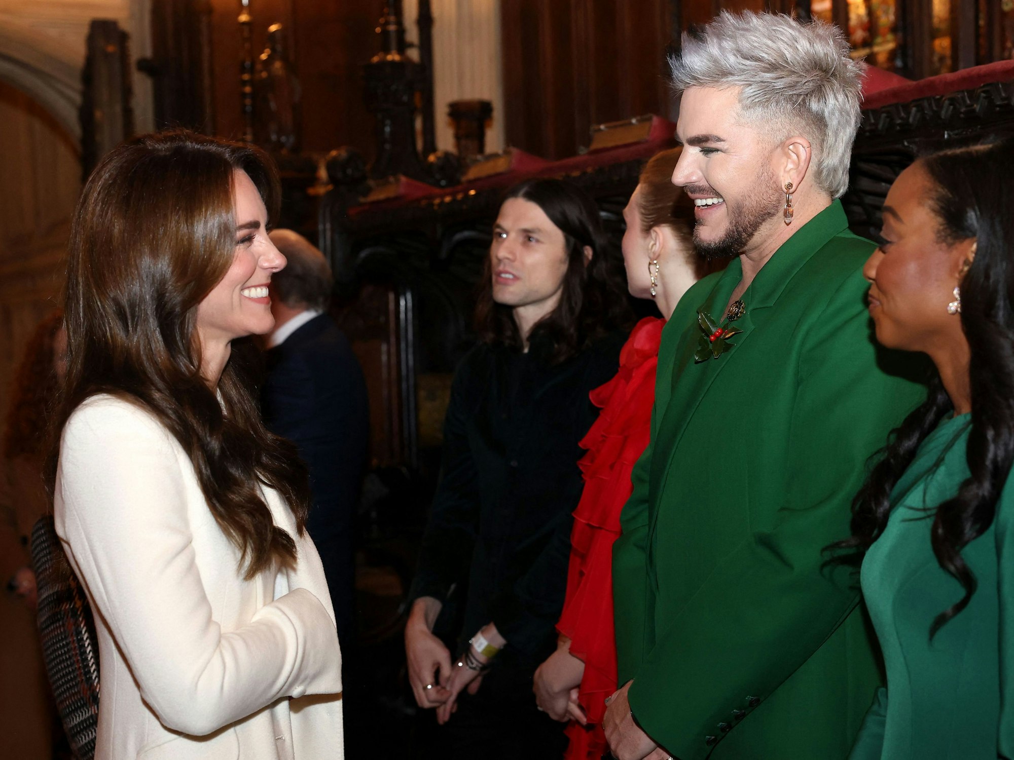 Prinzessin Kate spricht mit Adam Lambert bei „Together at Christmas“. Rechts daneben ist Beverley Knight zu sehen.