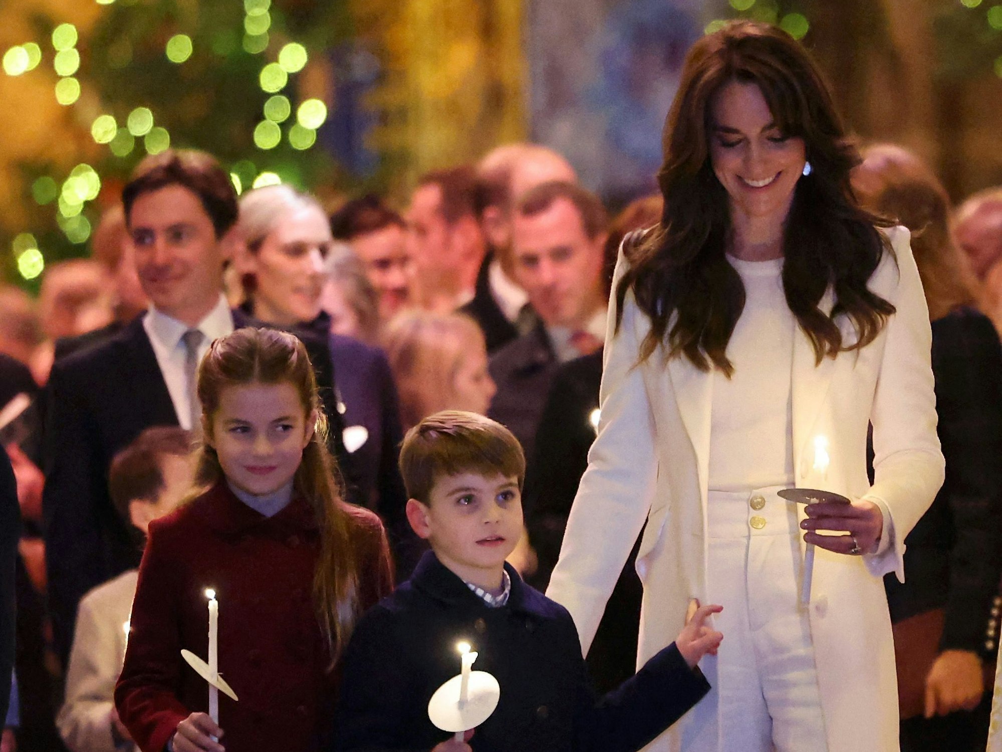 Prinzessin Kate (r), Prinz Louis (m) und Prinzessin Charlotte (l) beim Weihnachtskonzert „Together At Christmas“ in der Westminster Abbey in London.