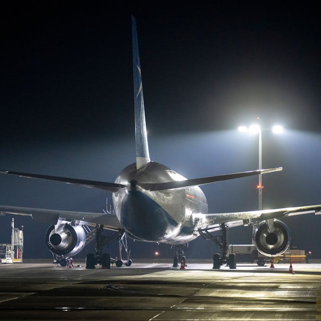 Ein Flugzeug auf dem Flugfeld bei Nacht am Flughafen Köln-Bonn&nbsp;