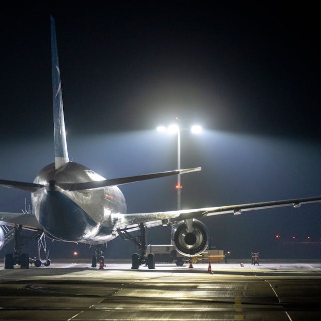 Ein Flugzeug auf dem Flugfeld bei Nacht am Flughafen Köln-Bonn&nbsp;