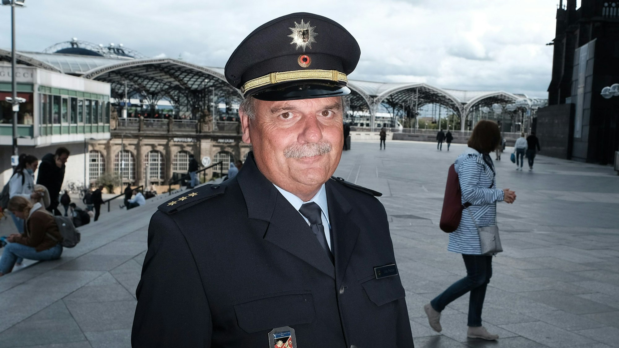Kölns Bundespolizeichef Udo Peltzer 2020 vor dem Kölner Hauptbahnhof.