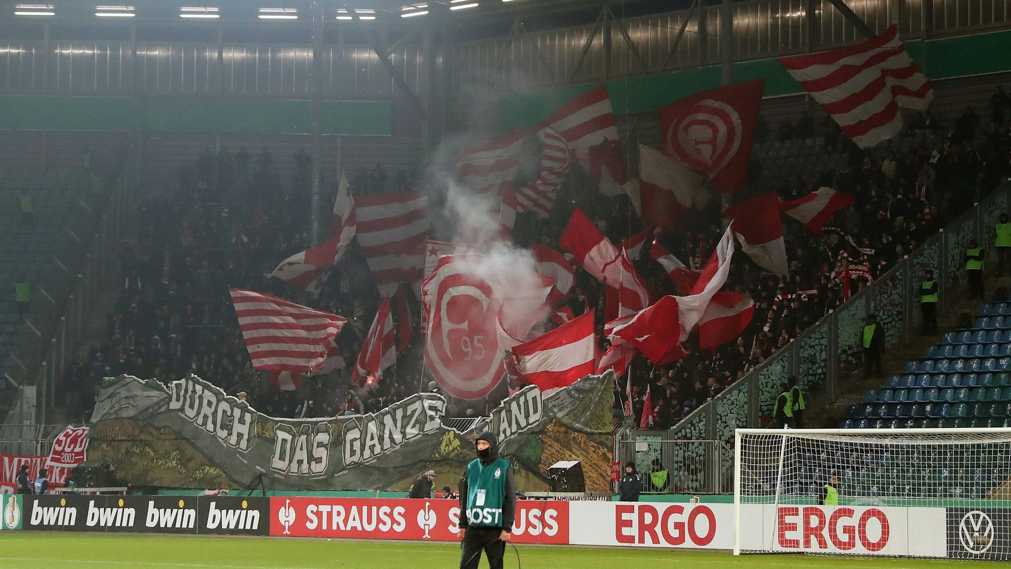 Für Fortuna Düsseldorf geht es im Pokal erneut auswärts ran. Der Anhang zeigt beim Achtelfinal-Spiel in Magedburg eine entsprechende Choreo unter dem Motto „Durch das ganze Land“.
