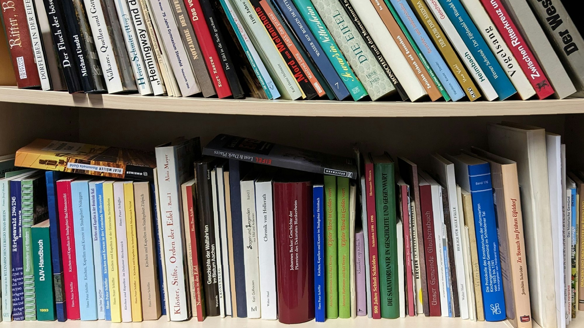 In einem Bücherregal in der Gemünder Lokalredaktion von Kölnischer Rundschau und Kölner Stadt-Anzeiger stapeln sich zahlreiche Eifelbücher.