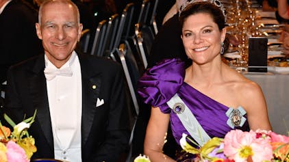 Die schwedische Kronprinzessin Victoria (r) und der Chemie-Nobelpreisträger des Jahres 2023, der amerikanisch-tunesisch-französische Chemiker Moungi Bawendi, nehmen am 10. Dezember 2023 am Nobelpreisbankett im Stockholmer Rathaus teil.