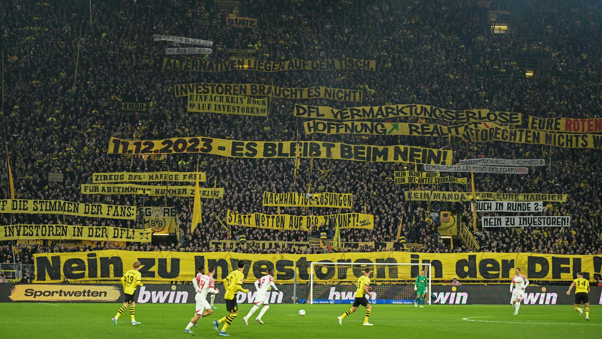 Auf Bannern sprechen sich BVB-Fans gegen einen Investoreneinstieg aus.