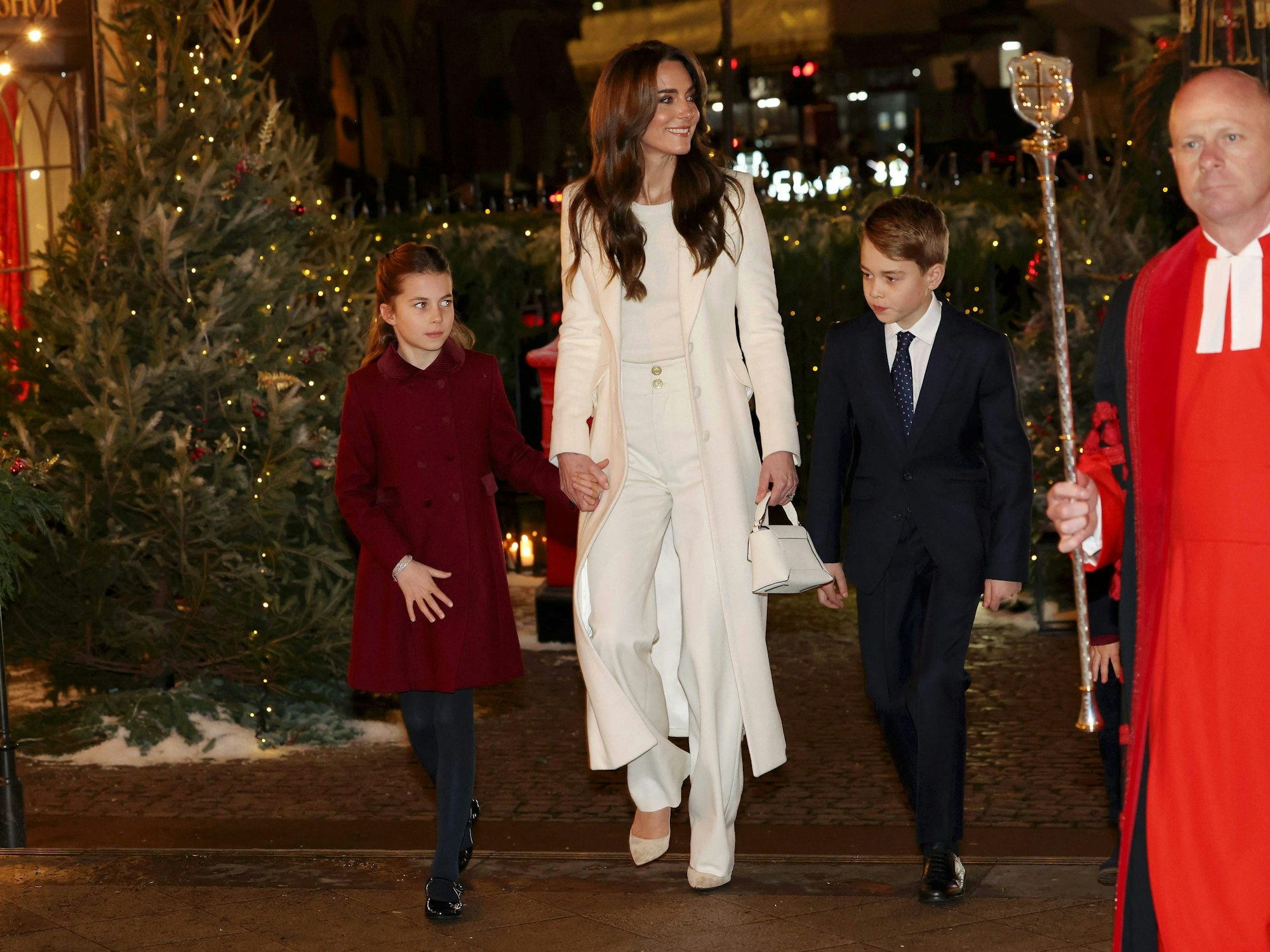 Prinzessin Kate (m), Prinz George (r) und Prinzessin Charlotte (l) beim Weihnachtskonzert „Together At Christmas“ in der Westminster Abbey in London.