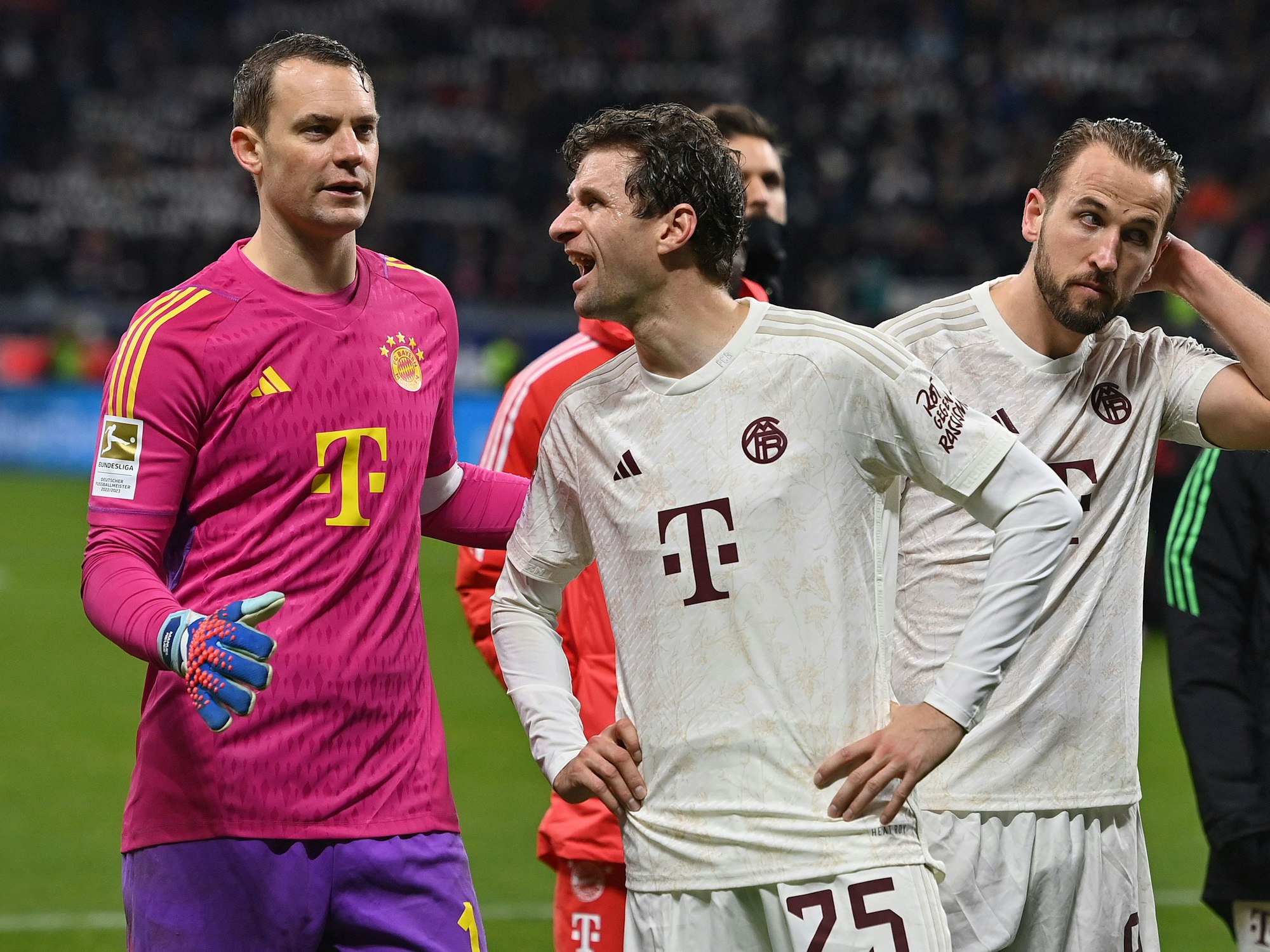 Manuel Neuer, Thomas Müller und Harry Kane (v.l.) vor der Fankuve.