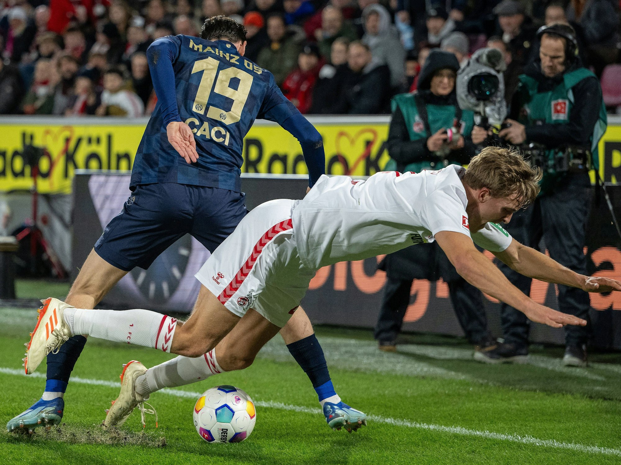 Timo Hübers (1. FC Köln) kämpft mit Anthony Caci (FSV Mainz 05) um den Ball im Rhein-Energie-Stadion.