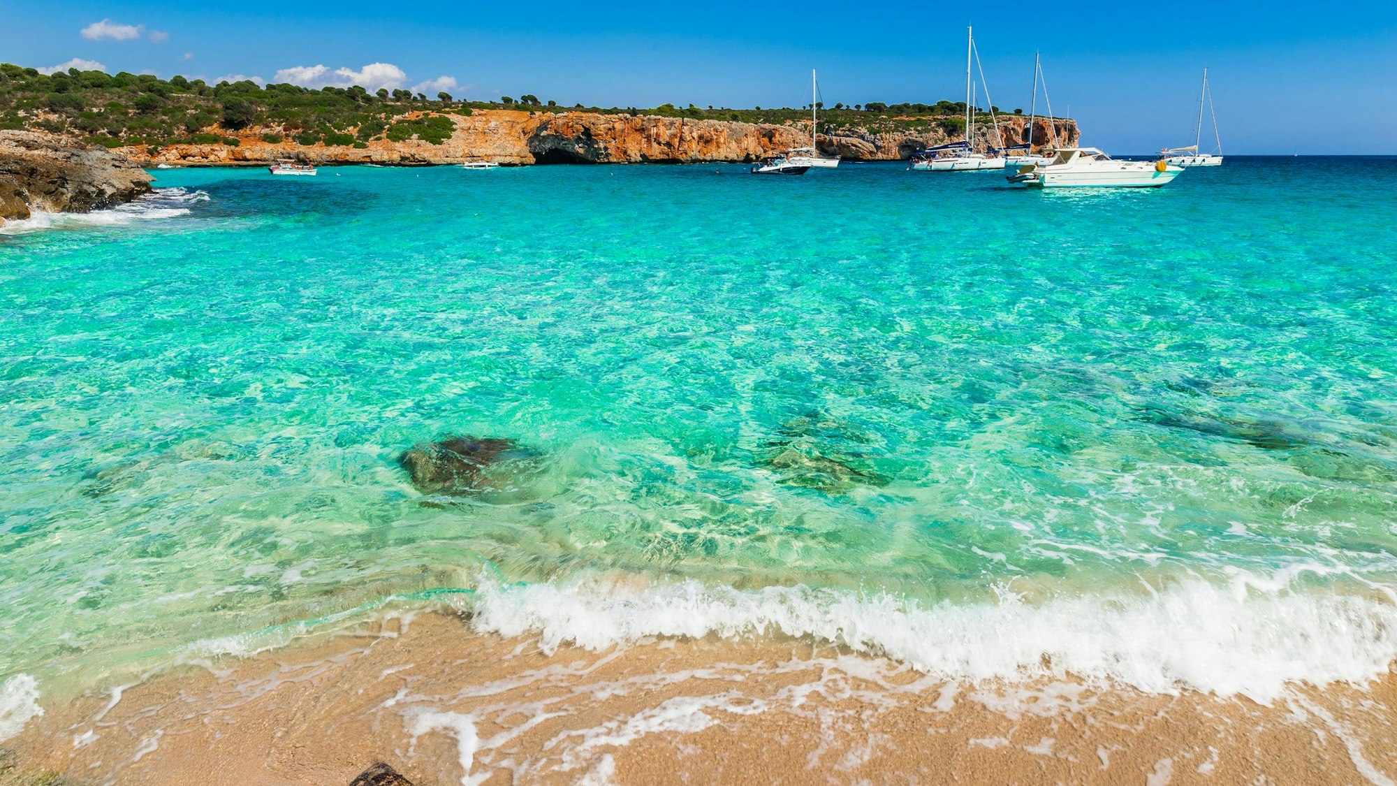 Auf dem Foto sieht man die Bucht Cala Varques. Idyllic view of Cala Varques bay, beautiful beach on Mallorca island, Spain Mediterranean Sea